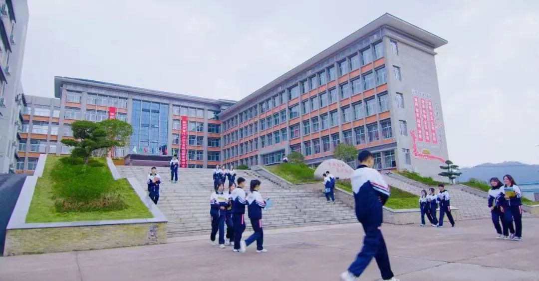 龙南中等专业学校举行盛大的校园开放日活动